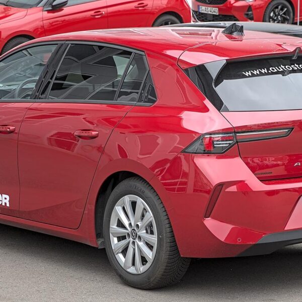 Opel Astra – porównanie – hybryda, benzyna, diesel.