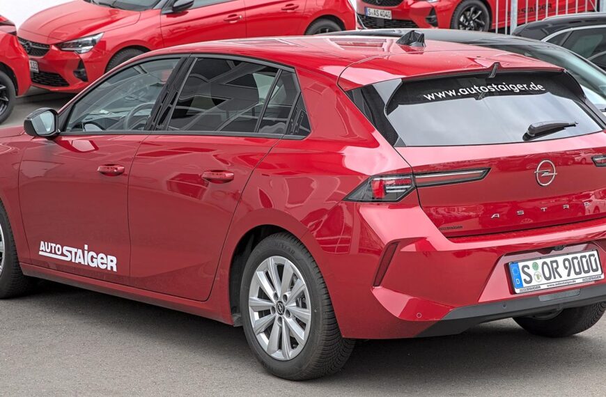 Opel Astra – porównanie – hybryda, benzyna, diesel.