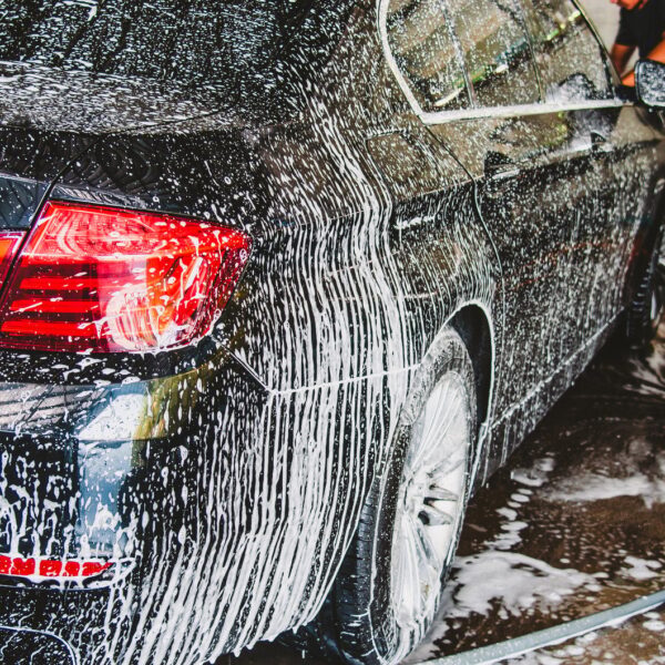 Jak dbać o lakier samochodowy: ochrona przed warunkami atmosferycznymi i drobnymi uszkodzeniami