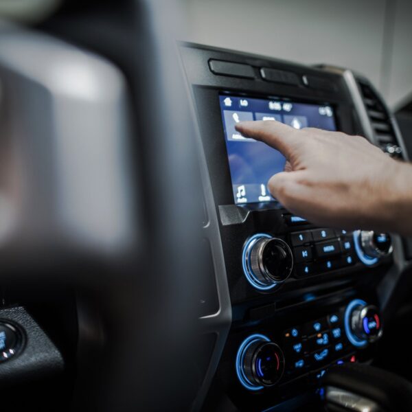 Jak wybrać najlepszy system audio do samochodu: poradnik dla melomanów podróży