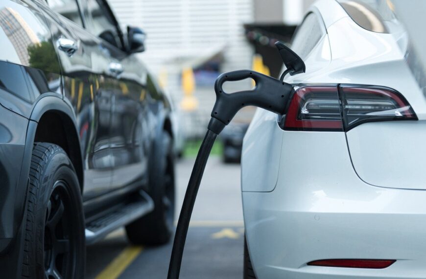 Porównanie aut z silnikiem benzynowym i elektrycznym: co wybrać w 2024 roku?