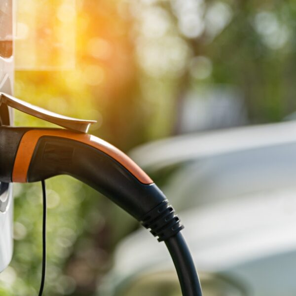 Porównanie samochodów elektrycznych dostępnych na polskim rynku – zalety i wady