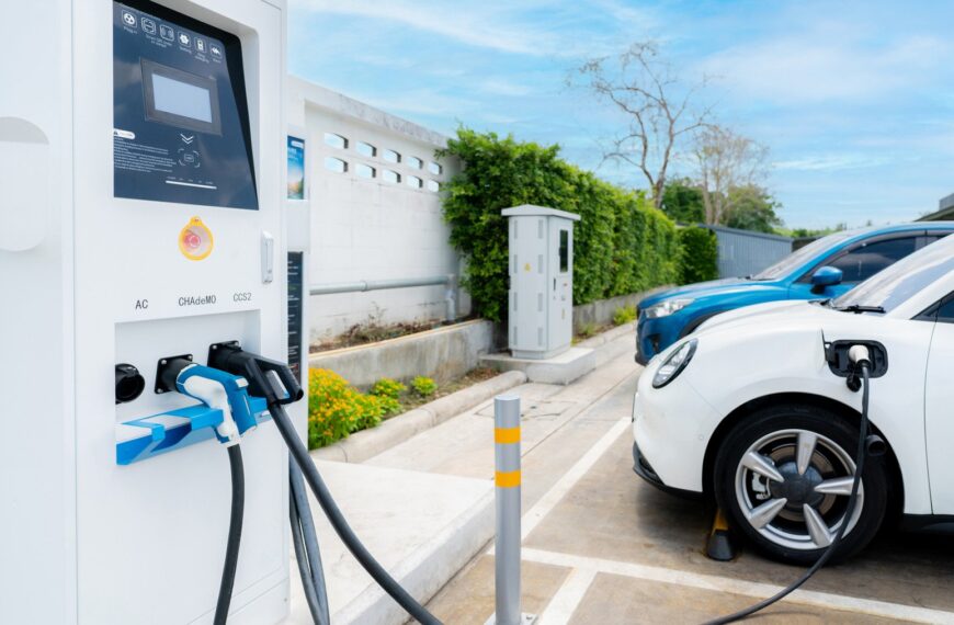 Przyszłość motoryzacji: Samochody elektryczne a przemiany w infrastrukturze miejskiej.