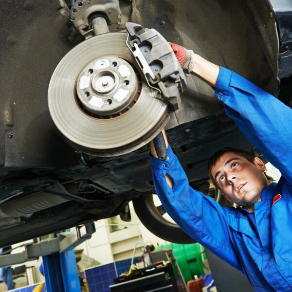 Jak poprawnie zdiagnozować problemy z układem hamulcowym w samochodzie?