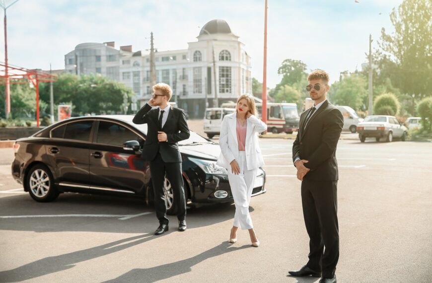 Motoryzacyjne gwiazdy popkultury: kultowe samochody z filmów i seriali.