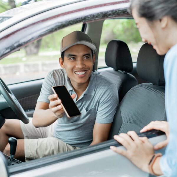 Najnowsze aplikacje mobilne dla kierowców: przegląd i funkcjonalności, które warto poznać