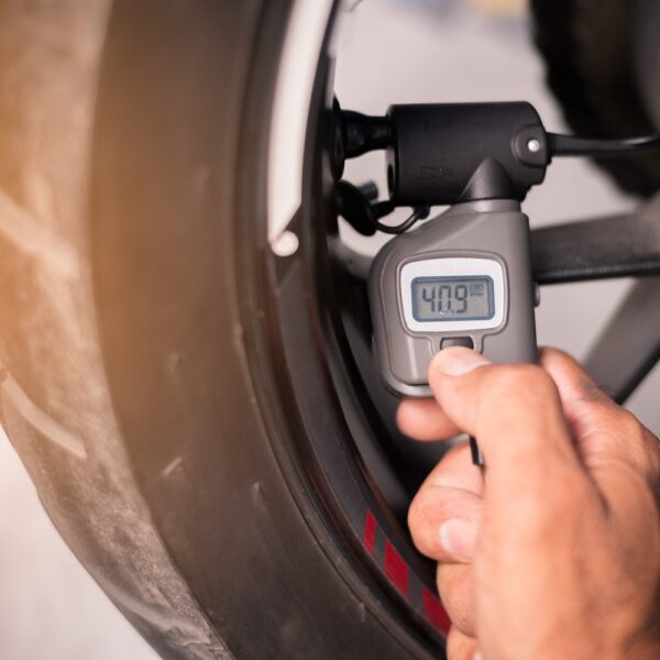 Czy warto inwestować w samochodowe systemy monitorowania ciśnienia w oponach?
