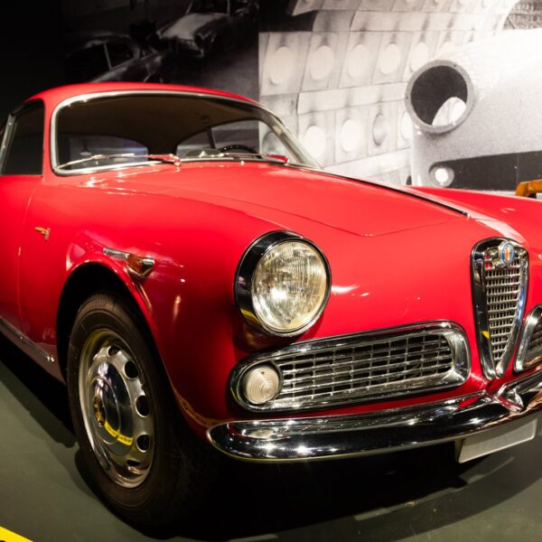 Historia koloru czerwonego w motoryzacji: od Ferrari do nowoczesnych trendów