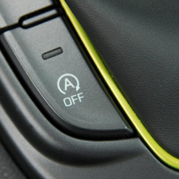 Porównanie systemów start-stop w nowoczesnych autach: czy naprawdę oszczędzają paliwo?