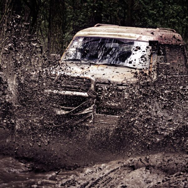 Jak przygotować samochód do jazdy off-road: porady i niezbędne modyfikacje.