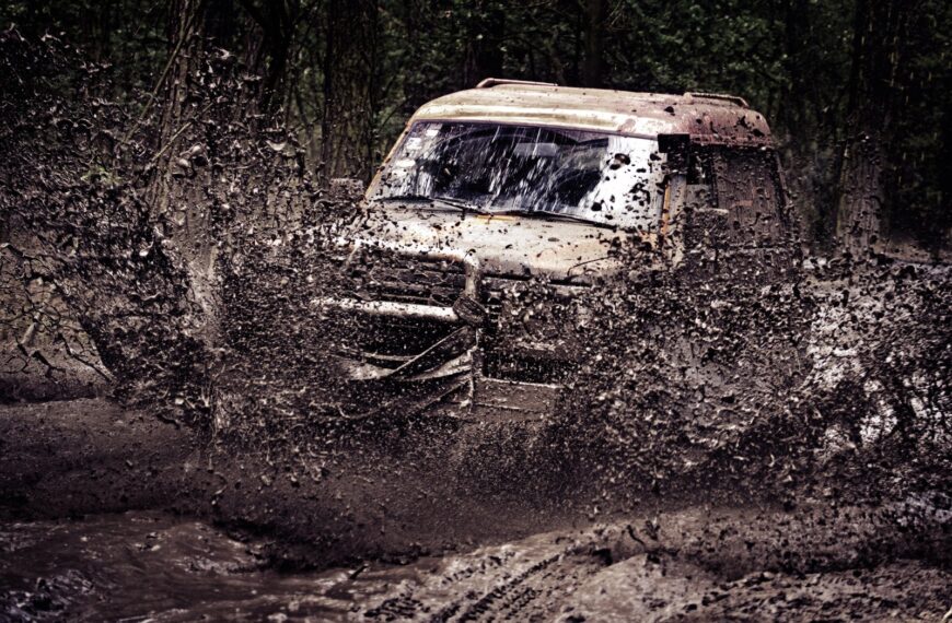 Jak przygotować samochód do jazdy off-road: porady i niezbędne modyfikacje.