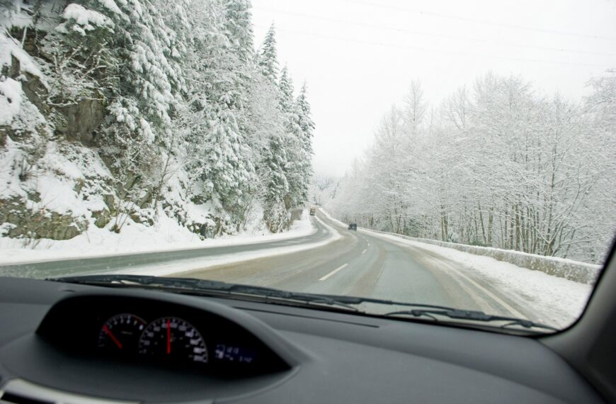 Jak przygotować się do zimowej jazdy w górach: Techniki, wyposażenie i bezpieczeństwo