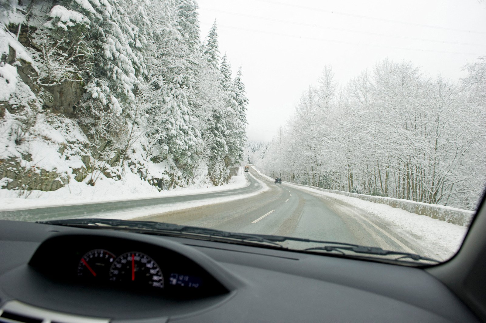 Jak przygotować się do zimowej jazdy w górach: Techniki, wyposażenie i bezpieczeństwo