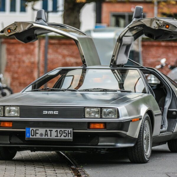 Legenda DeLorean: Od samochodu sportowego do popkulturowego symbolu