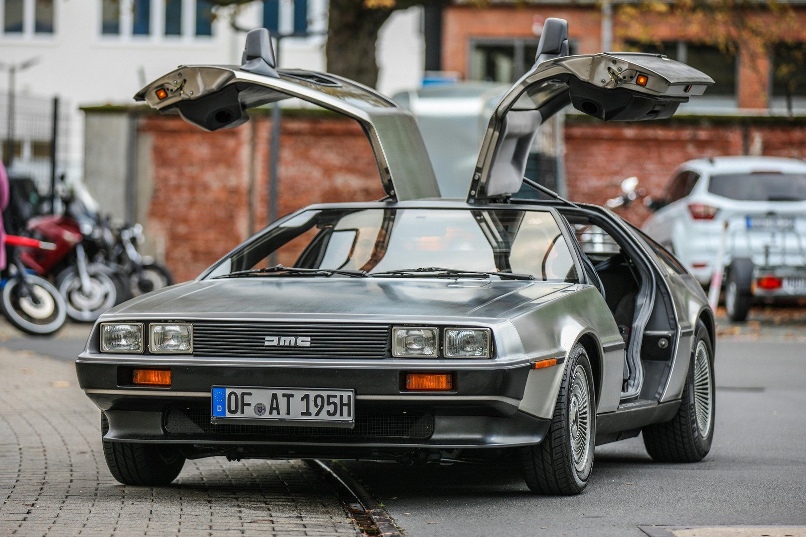 Legenda DeLorean: Od samochodu sportowego do popkulturowego symbolu